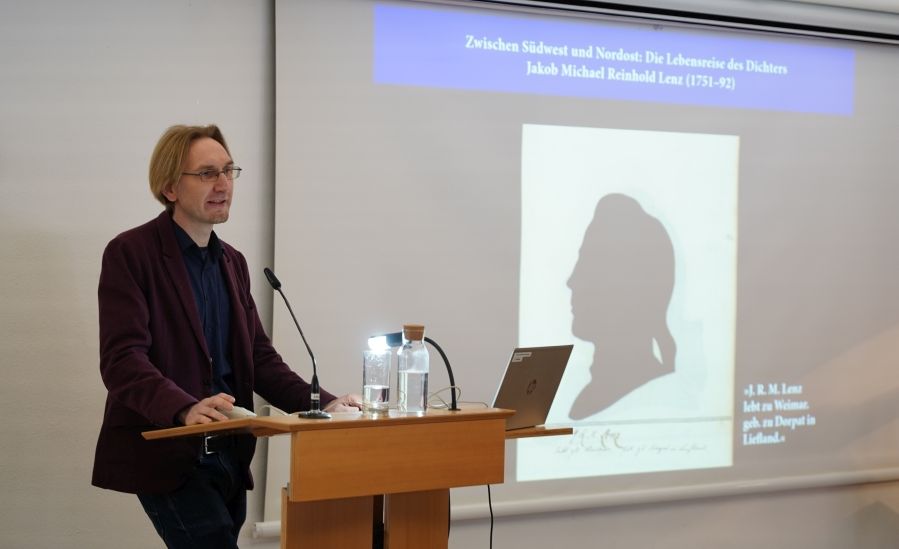 Foto von Dr. Gregor Babelotzky, er hält einen Vortrag über JMR Lenz