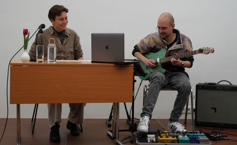 Isabel Schmier und Valentin Koch mit seiner Elektro-Gitarre auf der Bühne.