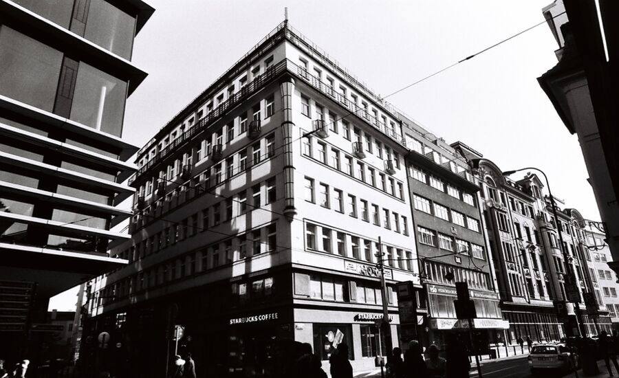 Straßenzug von Prag in Schwarz-Weiß