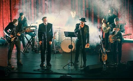 Die Mitglieder der Kafka Band beim Auftritt auf einer Bühne