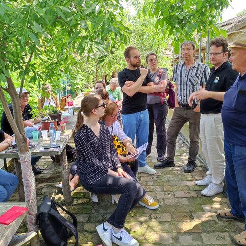 Die Reisegruppe im Garten im Gespräch