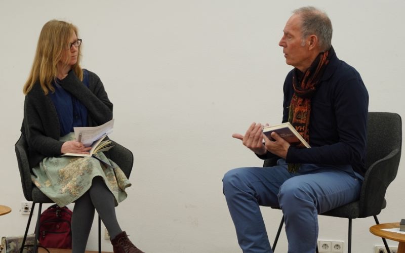 Frances Jackson und Peter Becher im Gespräch