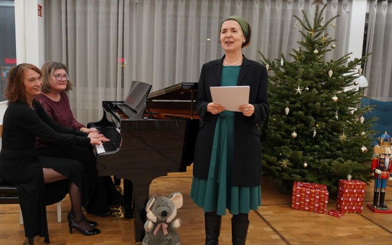 Stephanie Knauer und Sabine Süß am Flügel, Karla Andrä liest.