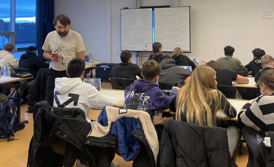 Workshopleiter Nikita Gorbunov mit der Schulklasse