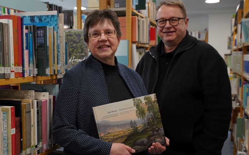 Die Referentin Johanna Brade und Carsten Eichenberger vom HdH BW in der Bibliothek