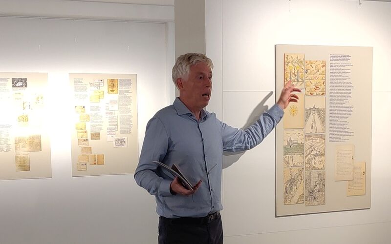 David Vaughan erklärt eine Abbildung in der Ausstellung.