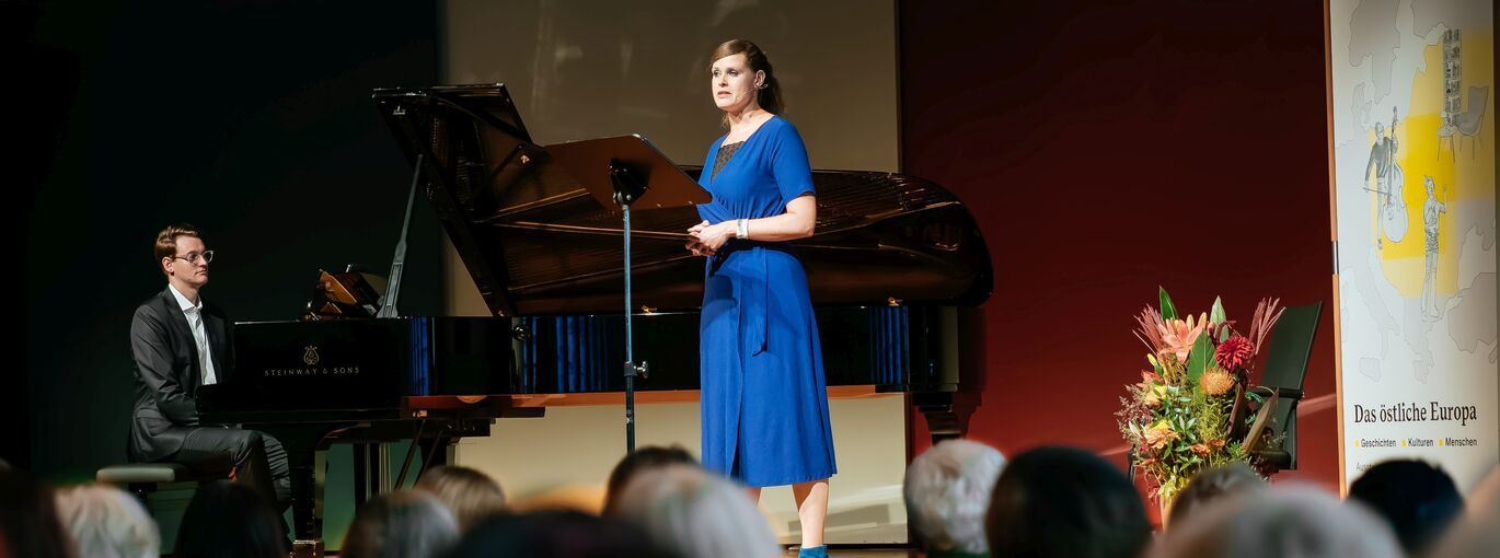 Maximilian Schairer am Flügel und Jasmin Bachmann, die rezitiert, in der Liederhalle