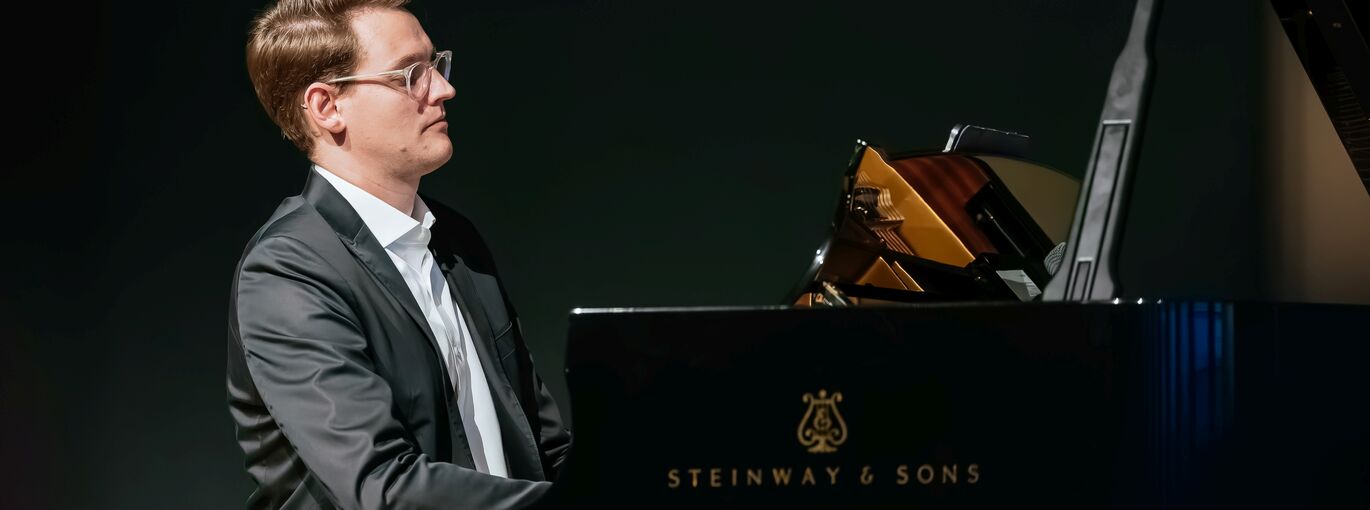 Maximilian Schairer spielt am Flügel