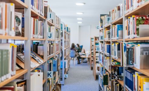 Die Bibliothek im 4. Stock des Hauses der Heimat
