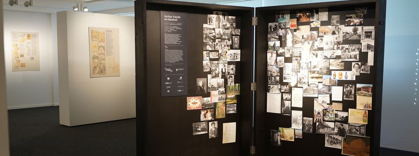 Zentraler Teil der Ausstellung: Ein Nachbau des schwarzen Schrankes mit Reproduktionen der Familienfotos