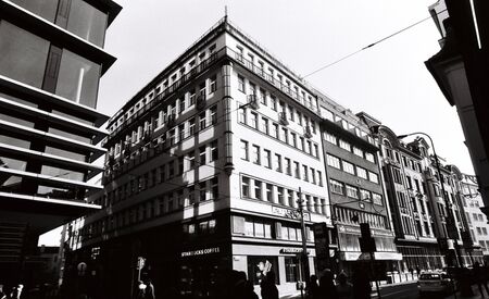 Straßenzug von Prag in Schwarz-Weiß