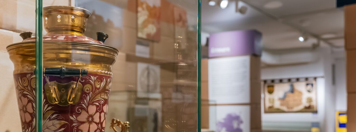 Blick in den Ausstellungsraum, im Vordergrund ein Samowar