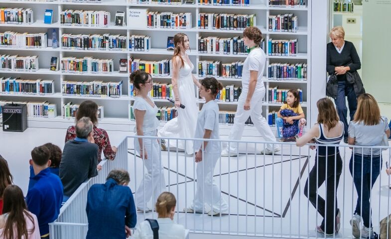 Die Literatur- und Theatergruppe der AfK Stuttgart führte bei der Ausstellungseröffnung eine Performance auf.