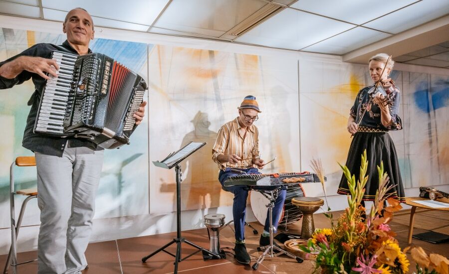 Frank Eisele mit Akkordeon, Daniel Kartmann am Cimbalom und Katharina Wibmer mit der Geige sind zusammen Zakuska.