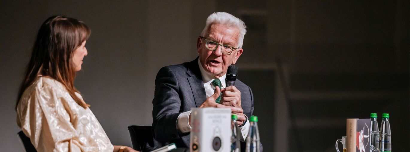 Jagoda Marinic spricht auf den Stuttgarter Buchwochen mit Winfried Kretschmann