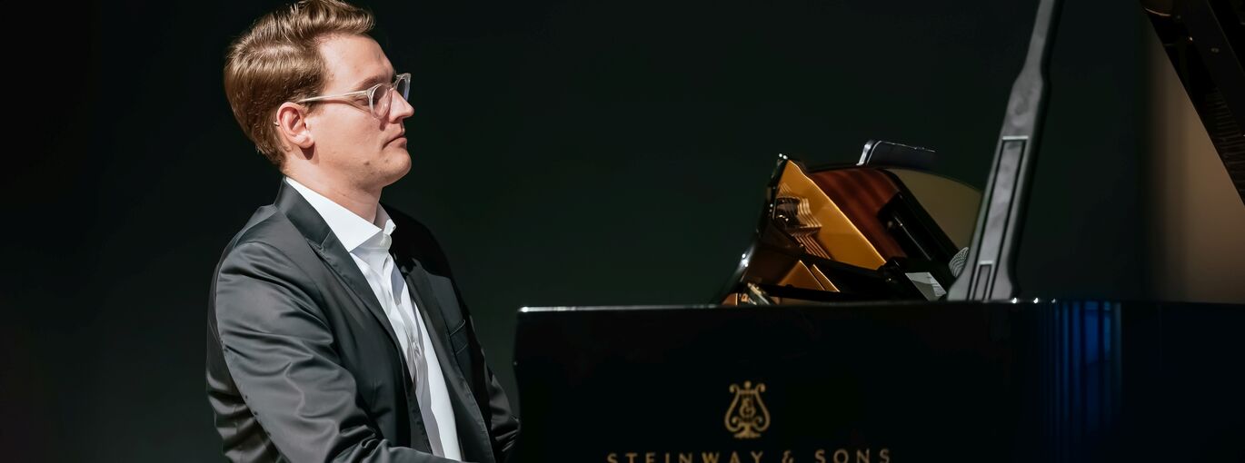 Maximilian Schairer spielt am Flügel