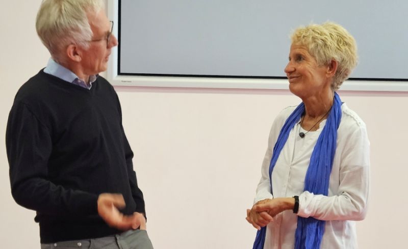 Susanne Benda, Referentin der Veranstaltung des Hauses der Heimat des Landes Baden-Württemberg, im Gespräch mit Ulrich Mangold, Musikakademie für Seniorinnen und Senioren Baden-Württemberg