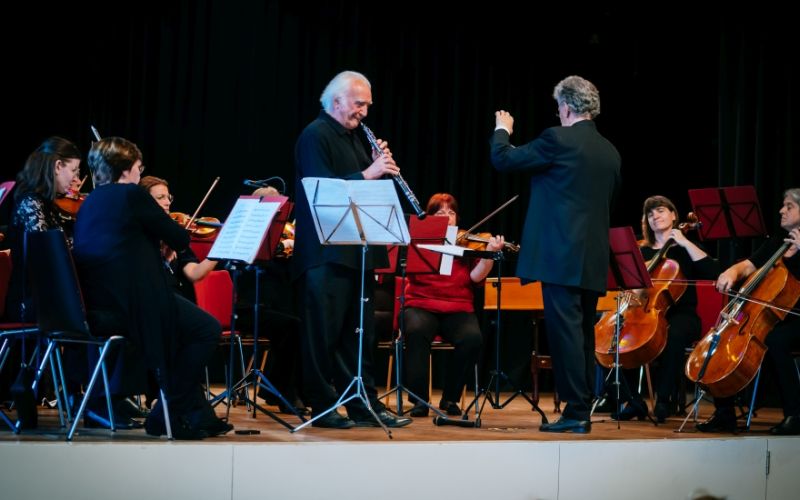 Der Solist Lajos Lencsés und das Kammerorchester arcata stuttgart