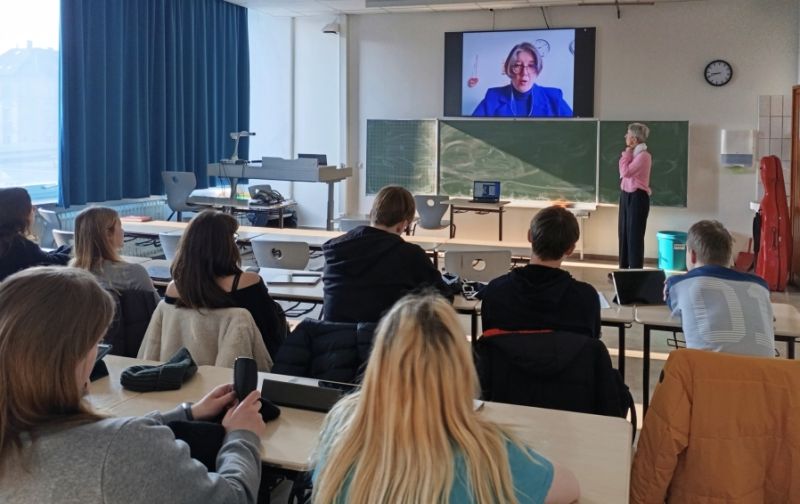 Die Journalistin Inna Hartwich ist live aus Moskau zugeschaltet.