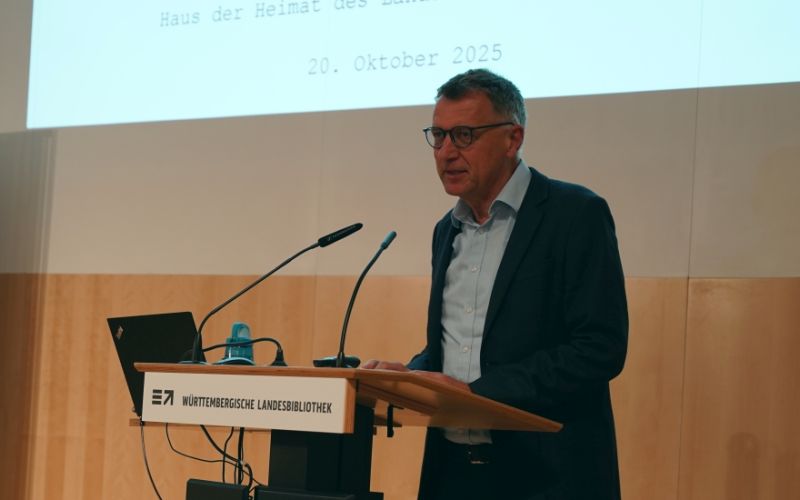 Der Historiker Klaus Neumann in der Württembergischen Landesbibliothek