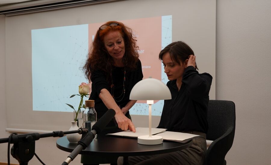 Bettina Bannasch und Rahel Ehret sprechen über das Manuskript der Lesung.