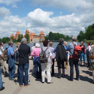 Teilnehmerinnen und Teilnehmer der Lehrerstudienfahrt vor einem See
