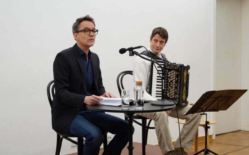 Marcus Michalski und Wolfram Karrer führen literarisch und musikalisch durch das Werk von Karl Kraus.