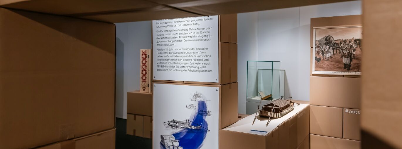 Blick in den Ausstellungsraum mit Modell der "Ulmer Schachtel", einem Plakat und einer Illustration
