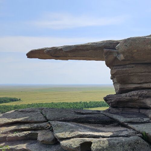 Steppe in Kasachstan mit Felsformation im Vordergrund