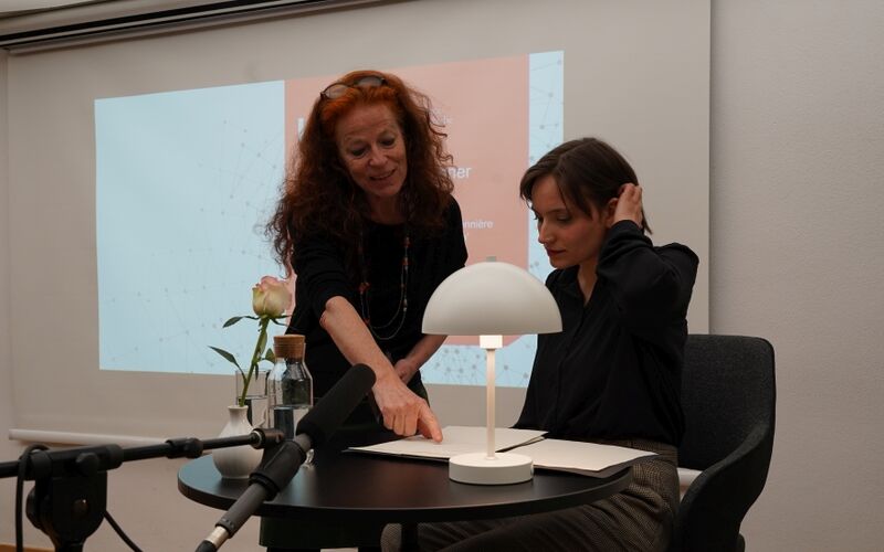 Bettina Bannasch und Rahel Ehret sprechen über das Manuskript der Lesung.