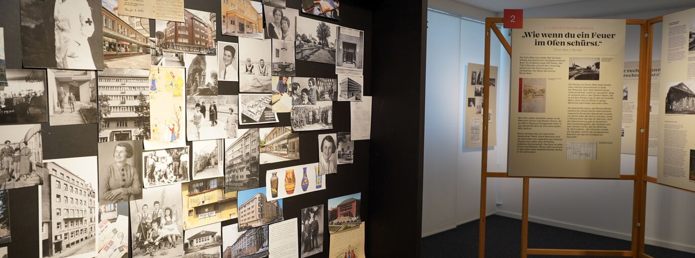 Reproduktionen der Familienfotos im Nachbau des schwarzen Schrankes in der Ausstellung