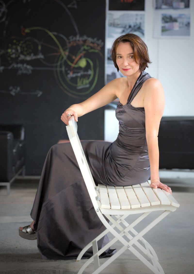 Die Pianistin Stephanie Knauer sitzt auf einer Bank