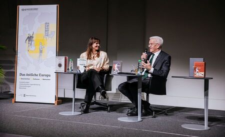 Jagoda Marinić und Winfried Kretschmann bei den Stuttgarter Buchwochen