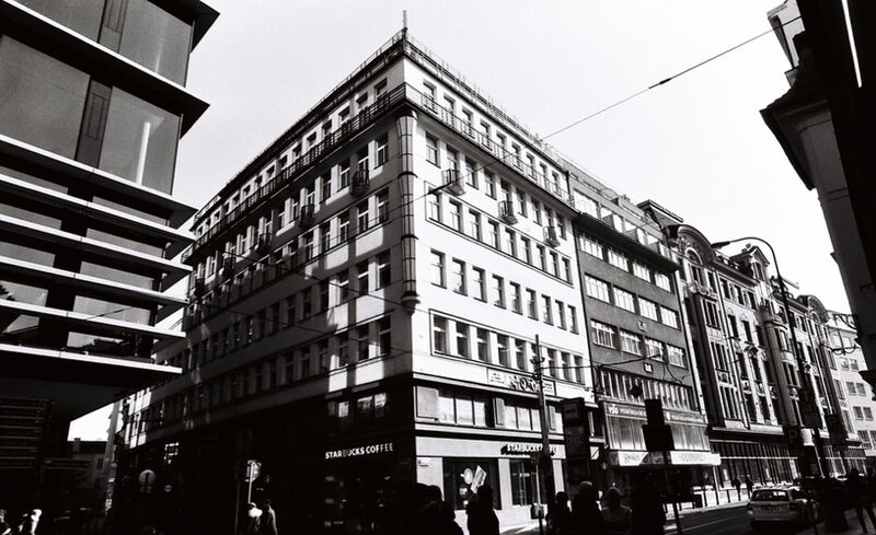 Straßenzug von Prag in Schwarz-Weiß