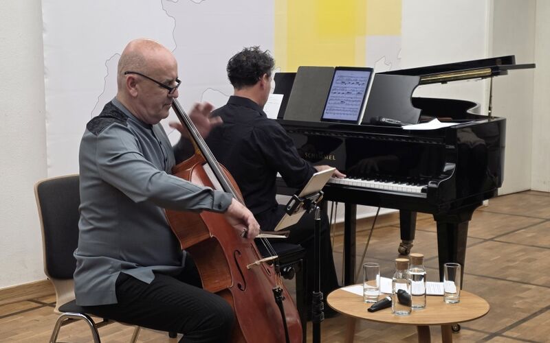 Theo Bross spielt Cello und Oliver Deutsch Klavier