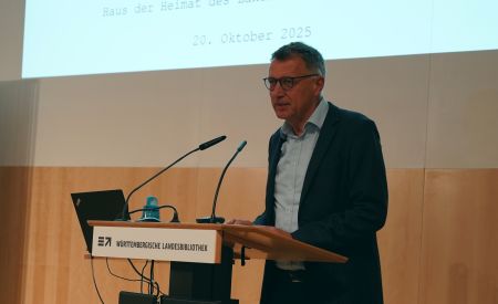 Der Historiker Klaus Neumann in der Württembergischen Landesbibliothek