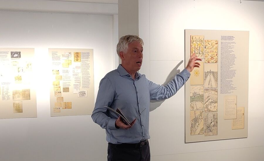 David Vaughan erklärt eine Abbildung in der Ausstellung.