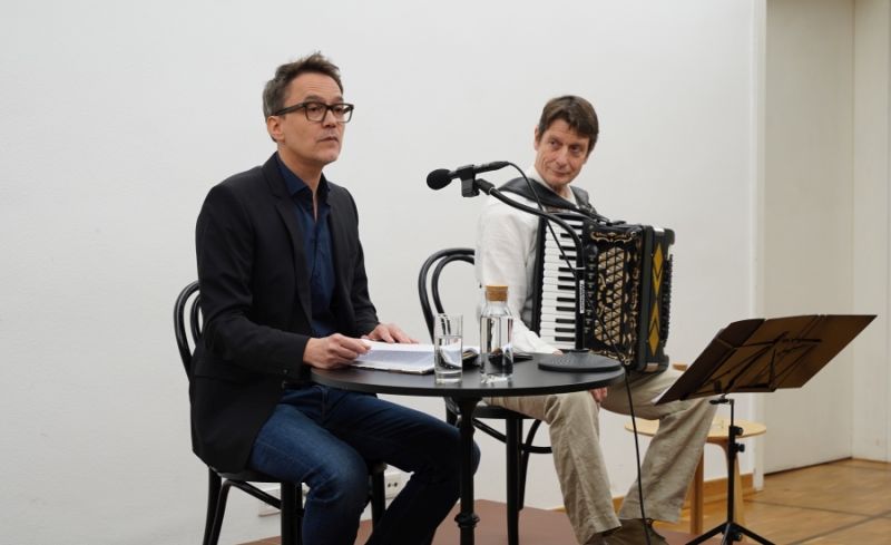 Marcus Michalski und Wolfram Karrer führen literarisch und musikalisch durch das Werk von Karl Kraus.