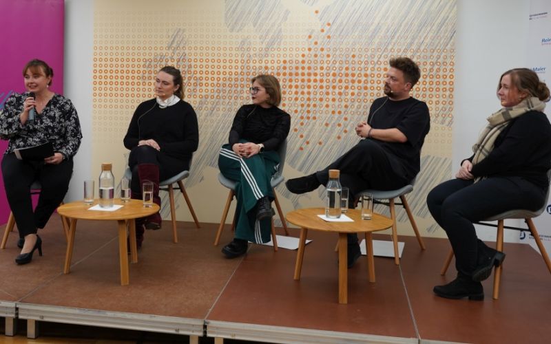 Karoline Gil, Elina Penner, Erika Balzer, Bartek Nikodemski und Dr. Cristina Popescu beim Podiumsgespräch.