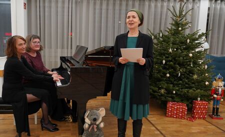 Stephanie Knauer und Sabine Süß am Flügel, Karla Andrä liest.