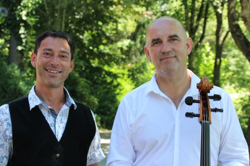 Portraitfoto von Oliver Deutsch und Theo Bross mit seinem Cello im Grünen