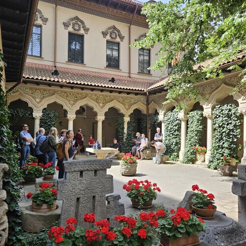 Die Teilnehmerinnen und Teilnehmer der Lehrerstudienfahrt in einem begrünten Innenhof