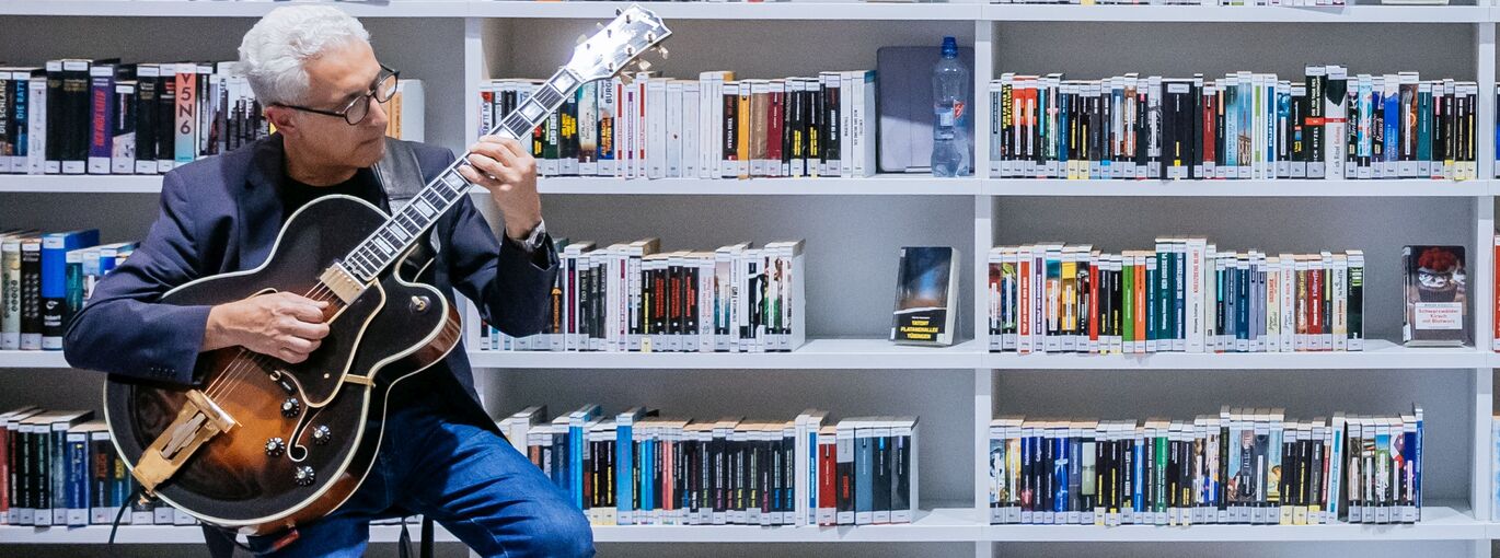 Lorenzo Petrocca spielt Elektrogitarre in der Stadtbibliothek