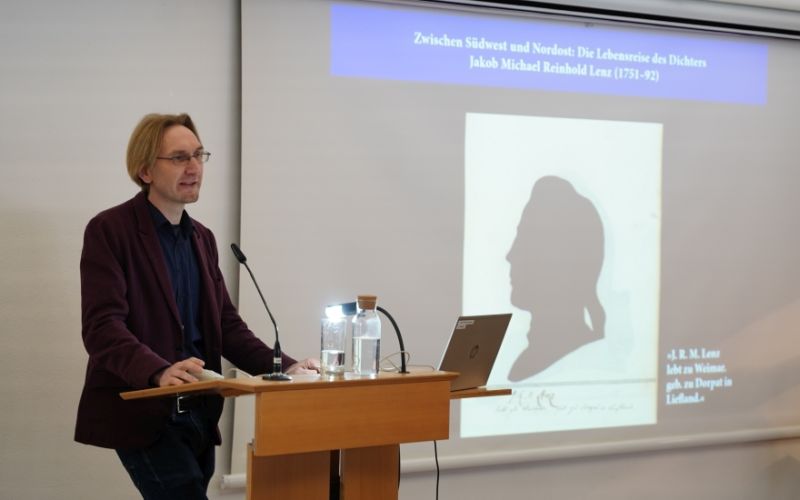 Foto von Dr. Gregor Babelotzky, er hält einen Vortrag über JMR Lenz