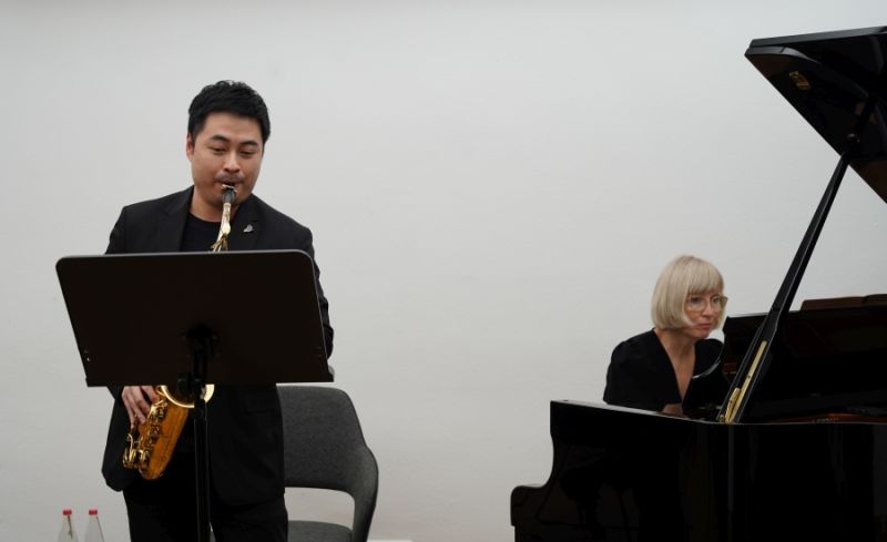 Qi Wang am Altsaxofon und Julia Kunšek am Klavier