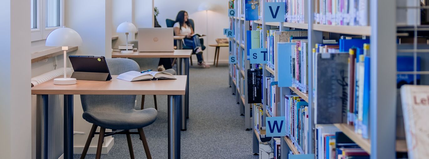 Arbeitsplätze in  der Bibliothek im 4. Stock des Hauses der Heimat