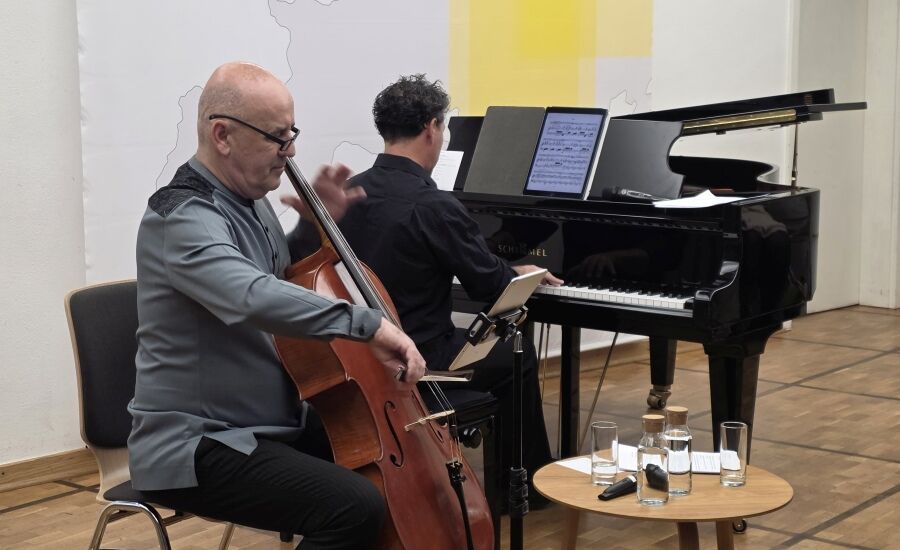 Theo Bross spielt Cello und Oliver Deutsch Klavier