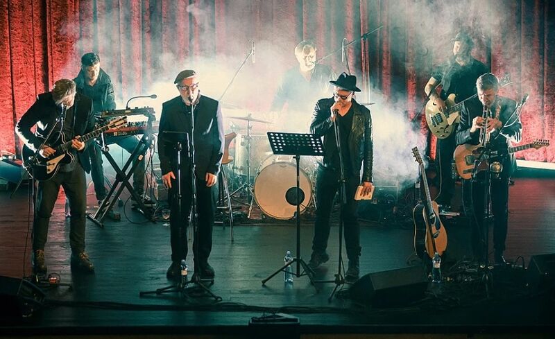 Die Mitglieder der Kafka Band beim Auftritt auf einer Bühne