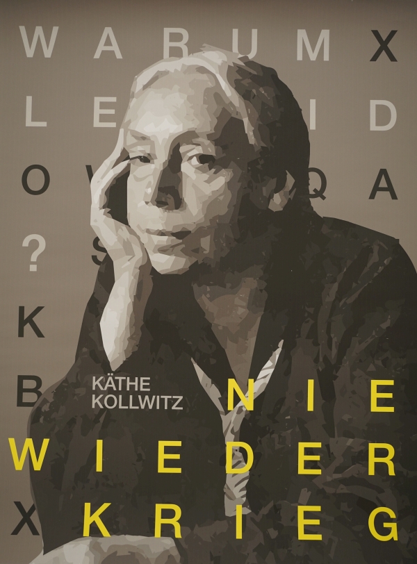 Plakat mit dem Portrait von Käthe Kollwitz und dem Schriftzug "Nie wieder Krieg"