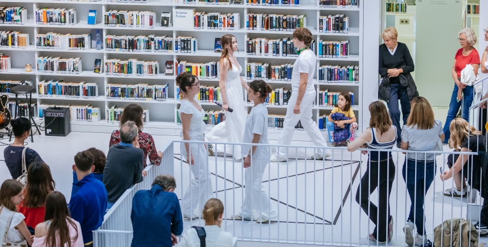 Die Literatur- und Theatergruppe der AfK Stuttgart führte bei der Ausstellungseröffnung eine Performance auf.